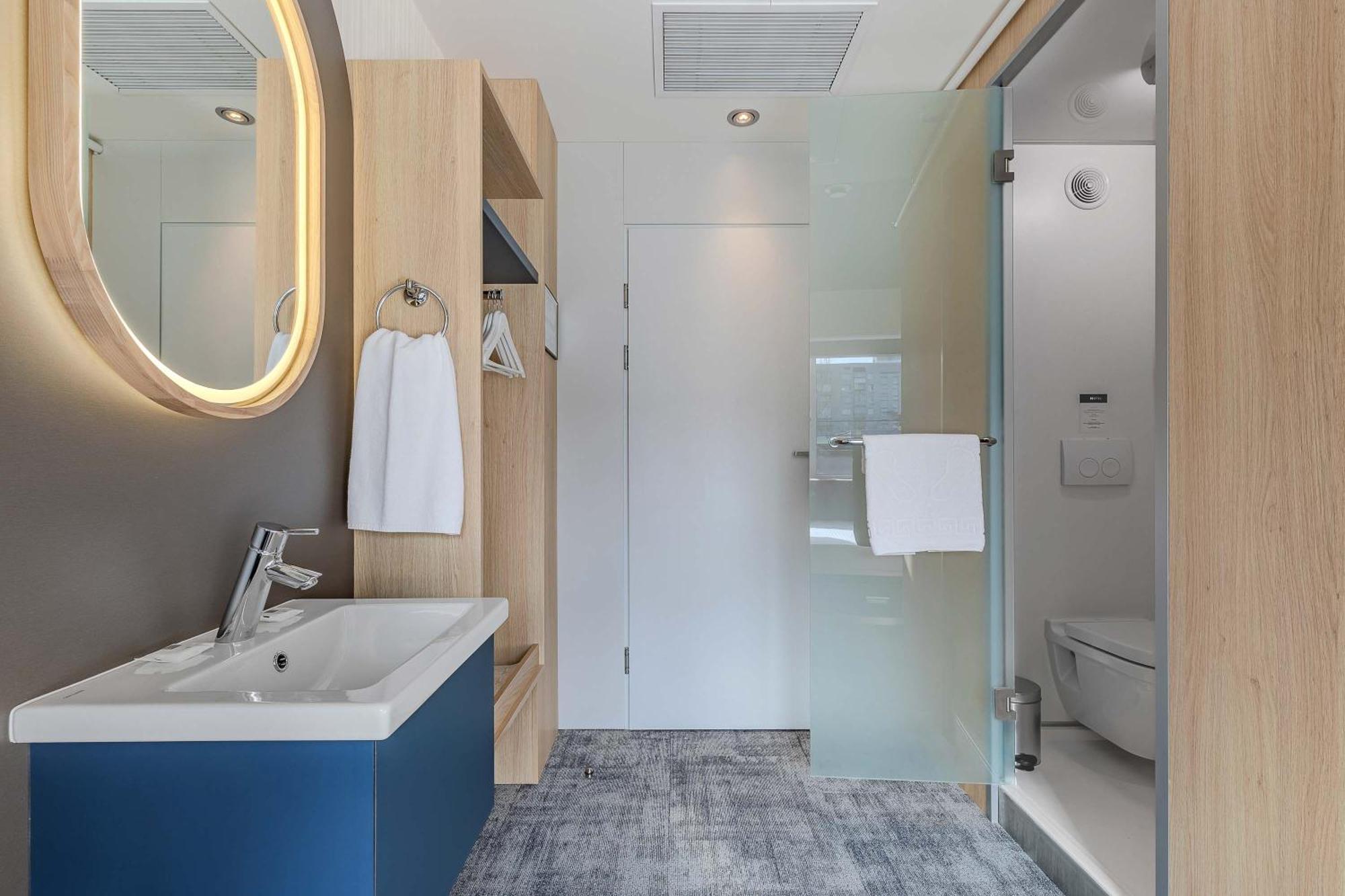 Iq Hotel